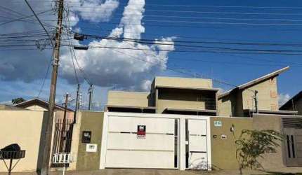 CASA COM 3 QUARTOS LOCALIZADA NO BAIRRO MONTEVIDEU