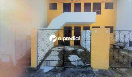 Casa com 02 quartos sendo 01 suíte.