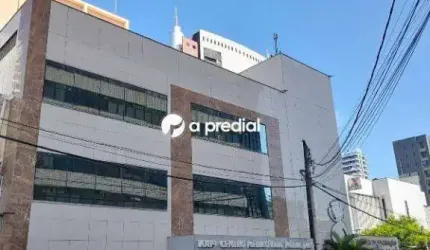 Sala no Centro Médico Drª. Núbia Jacó, com banheiro social e estacionamento.