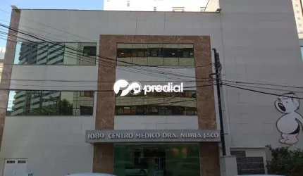 Sala no Centro Médico Drª. Núbia Jacó, com banheiro social e estacionamento.