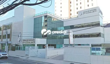Sala no Centro Médico Drª. Núbia Jacó, com banheiro social e estacionamento.