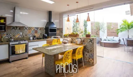 Casa no Condomínio Rota do Sol, na Av. Melício Machado, na Aruana