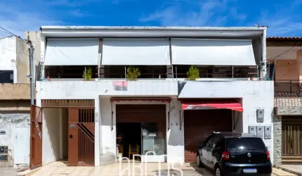 Casa com 2 pontos comerciais na Farolândia