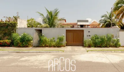 Casa com 5 quartos e piscina, à venda na Aruana