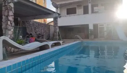 Casa Residencial com 4 Quartos sendo 3 Suítes, Piscina, 3 vagas!