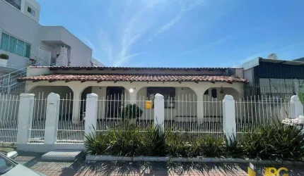 Casa com 200 metros quadrados no centro de Balneário Camboriú