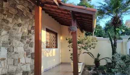 Lindíssima casa disponível para locação na Cidade