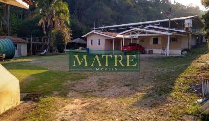 Chácara com 3 Casas e Infraestrutura Completa
