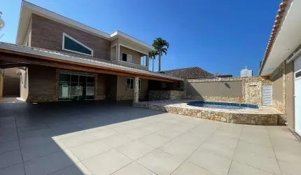 Sobrado em Praia Grande, no Flórida com 05 suítes e piscina.