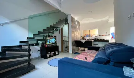 Sobrado de Condomínio em Praia Grande, no Maracanã com 03 dormitórios.