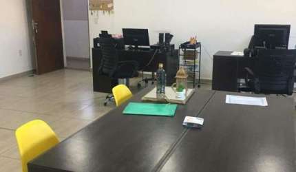 ALUGA-SE SALA COMERCIAL DE 100m2 - JANDIRA