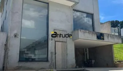CASA COM 3 SUÍTES E 4 VAGAS DE GARAGEM - CONDOMÍNIO MORADA DA SERRA