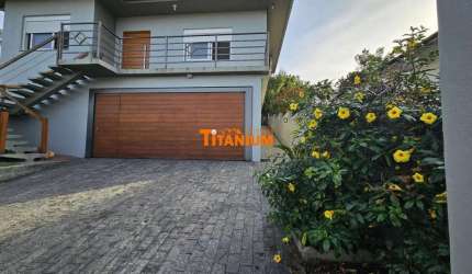 Casa com 3 dormitórios, sendo uma suíte com closet, moderna, piscina, pátio amplo à venda em Novo Hamburgo, Ideal - 233m².