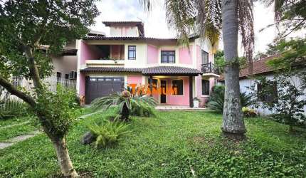 Casa à venda com 3 dormitórios, sala de jantar integrada com a cozinha e com a sala de estar, uma aconchegante lareira, amplo pátio nos fundos, garagem coberta, em  Novo Hamburgo.