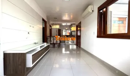 Casa plana com 3 dormitórios, sendo uma suíte, closet e banheira de hidro, churrasqueira, placa solar, piscina, local plano à venda em Novo Hamburgo.