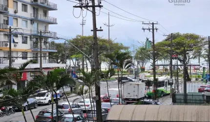 Vendo Apartamento 02 dormitórios, Quadra da Praia do Boqueirão em Santos, Frente para a Rua, Prédio com elevadores e Portaria. Sem Garagem.