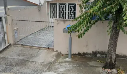 Casa Alto Boqueirão (Conj. Érico Veríssimo) com 2 dorms.