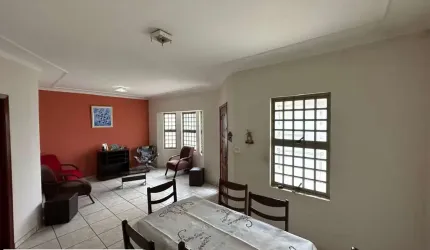 Casa para Venda em Pirassununga, Jardim Cidade Nova, 3 dormitórios, 1 suíte, 1 banheiro, 2 vagas