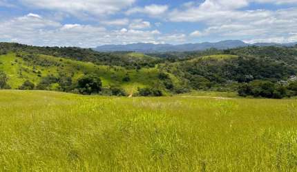Vende-se terreno dentro de empreendimento fechado para construção de chácara