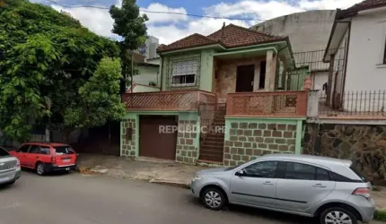 CASA AMPLA COM VAGA DE GARAGEM E EDÍCULA NO BAIRRO SANTANA. Cod. RP390368