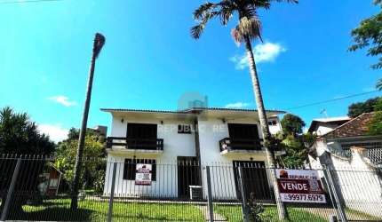 Casa com 351,60m2 de área construída em propriedade de 743m2 no Bairro Jardim Ca