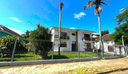 Casa com 351,60m2 de área construída em propriedade de 743m2 no Bairro Jardim Ca