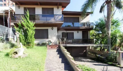 Casa a venda com 03 dormitórios, living 03 ambientes com vista para o Rio.