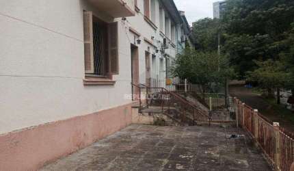 Sobrado no bairro Petrópolis com amplo terreno