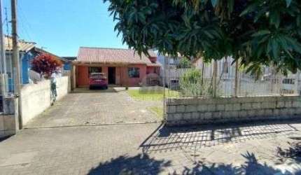 Casa em Porto Alegre, no bairro Camaquã, com 2 dormitório(s), e 2 banheiros, à v