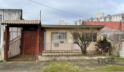 Casa de 02 dormitórios, 02 banheiros no bairro de Sarandi em Porto Alegre