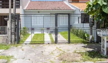 Casa  no Bairro Hípica, 100% reformada, 2 dormitórios, 1 vaga de garagem.