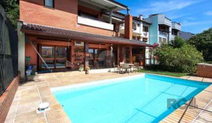 Casa com 4 dormitórios, sendo 1 suíte, com 2 vagas cobertas, no bairro Nonoai, P