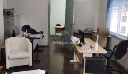 Conjunto/Sala em Porto Alegre, no bairro Centro Histórico, e 0 banheiros, à vend