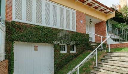 Casa 3 dormitórios com uma 1 suite, 2 banheiros, terraço, bem iluminada. Próxima