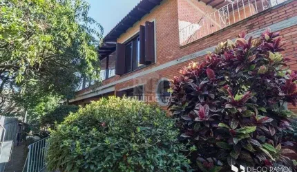 Lindo sobrado com 347m2 de área construída,  5 vagas, espaço de lazer com vista