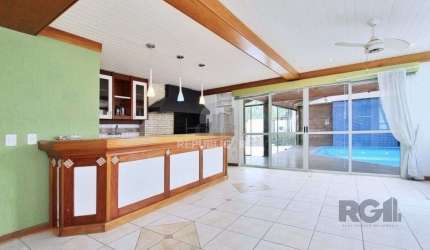 Excelente casa de 324m² com 4 dormitórios e 2 vagas.
