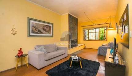Excelente casa de 354m² com 5 dormitórios e 8 vagas.