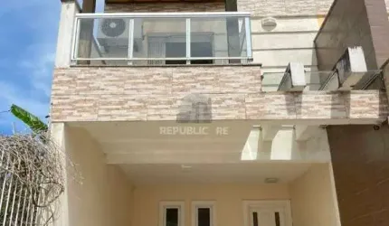 Bela casa três dormitórios localizada nos altos do bairro Guarujá