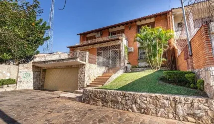 Casa sobrado no Partenon de 3 dormitórios e amplo pátio
