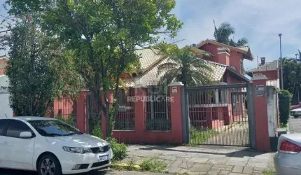Casa para Venda - 450m², 2 dormitórios, sendo 1 suites, 3 vagas - Centro