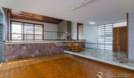Venda de Casa com 1,820 m² totais- Menino Deus. 4 vagas, 4 dormitórios, sendo 1