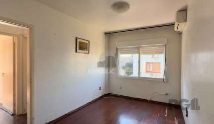 APARTAMENTO 2 DORMITÓRIOS, ENSOLARADO E LOCALIZADO NA PARTE ALTA DO CENTRO HISTÓ