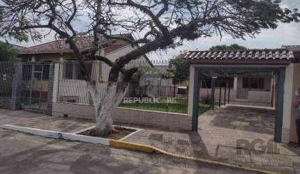 Casa semi mobiliada, 2 dormitórios, 3 vagas, Bairro Monte Carlo