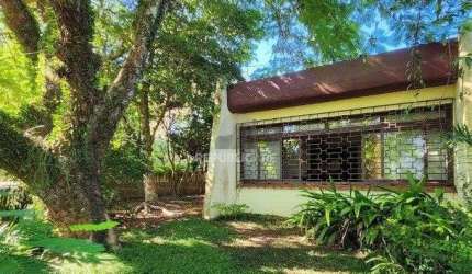 casa à venda no bairro Menino Deus em Porto Alegre. Com 160m² de área privativa