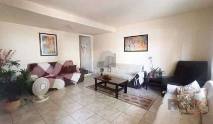 Sobrado 5 dormitórios, 4 suites, pátio, piscina, 1 vaga - Bairro Menino Deus