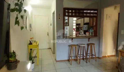 Apartamento de 02 dormitórios e vaga, na Antonio de Carvalho, no bairro Jardim C