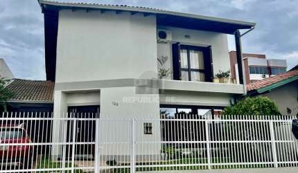 Casa para Venda - 240m², 4 dormitórios, sendo 2 suites, 3 vagas - Centro