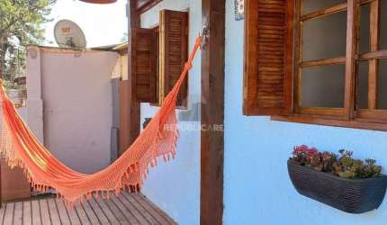 Casa térrea de 2 dormitórios, living, cozinha, churrasqueira, área de serviço, b