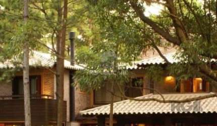 Casa com  griffe, no Condomínio Carmel, no coração do litoral norte, juntinho à