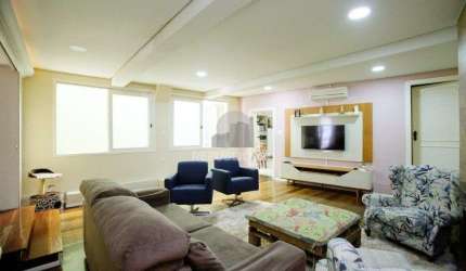 Excelente casa de 235m² com 4 dormitórios e 3 vagas no bairro Azenha.